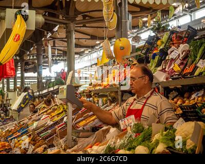 Obst- und Gemüsestände in Mercato Albinelli, Modena, Italien. Stockfoto