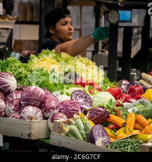 Obst- und Gemüsestände in Mercato Albinelli, Modena, Italien. Stockfoto