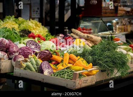 Obst- und Gemüsestände in Mercato Albinelli, Modena, Italien. Stockfoto