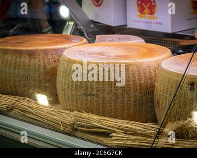 Parmigiano Reggiano auf einem Käsestände in Mercato Albinelli, Modena, Italien. Stockfoto