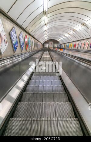 LONDON, ENGLAND - 8. JUNI 2020: London Underground Rolltreppe erfordert soziale Distanzierungsmaßnahmen während der COVID-19 Pandemie - 064 Stockfoto