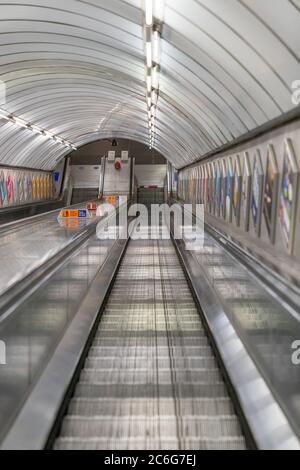 LONDON, ENGLAND - 8. JUNI 2020: London Underground Rolltreppe erfordert soziale Distanzierungsmaßnahmen während der COVID-19 Pandemie - 010 Stockfoto