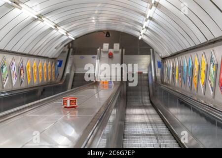 LONDON, ENGLAND - 8. JUNI 2020: London Underground Rolltreppe erfordert soziale Distanzierungsmaßnahmen während der COVID-19 Pandemie - 012 Stockfoto