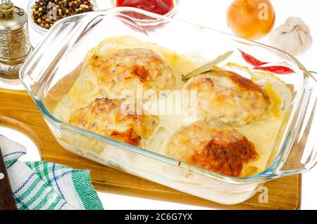 Fleischgerichte, Formen mit Koteletts in weißer Sauce Stockfoto