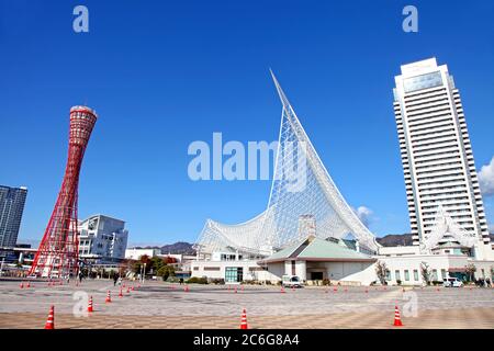 Kobe Maritime Museum und Kobe Port Tower in der Stadt Kobe in Japan. Stockfoto