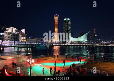 Kobe Port Tower und Kobe Maritime Museum bei Nacht mit Eislaufen im Vordergrund. Stockfoto