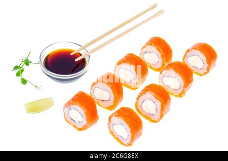 Japanische Küche, Brötchen mit Lachs und Philadelphia-Käse. Stockfoto