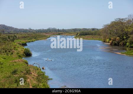 Blick auf den Fluss Tarcoles von der Krokodilbrücke, beliebte Touristenattraktion. Provinz Puntarenas, zentralpazifik von Costa Rica Stockfoto