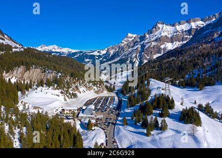 Parkplatz und Talstation der Seilbahn Glacier 3000 zum Skigebiet Glacier des Diablerets auf dem Col du Pillon im Winter Stockfoto