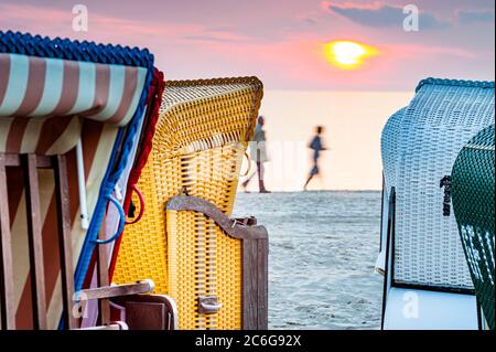 Strandliegen, Spaziergänger, Ostsee, Insel Usedom, Mecklenburg-Vorpommern, Deutschland Stockfoto