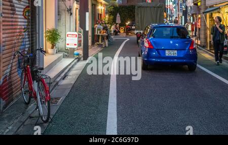 Auto in der engen Straße des Shimokitazawa-Viertels, Tokio, Japan Stockfoto