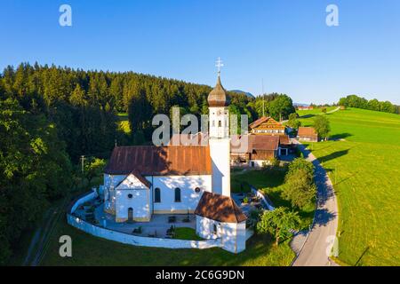 Fischbach mit Kirche St. Johann Baptist, bei Wackersberg, Tölzer Land, Drohnenaufnahme, Voralpenland, Oberbayern, Bayern, Deutschland Stockfoto