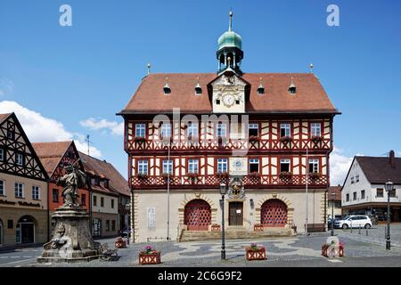 Rathaus, Fachwerkhaus, erbaut 1687, davor Nepomuk-Brunnen, Bad Staffelstein, Bezirk Lichtenfels, Fränkische Schweiz Stockfoto