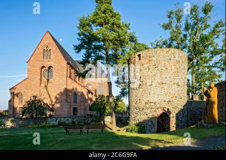 Neugotische Stiftskirche St. Johannes der Täufer, Burgruine, Statue St. Bonifatius, Amöeburg, Hessen, Deutschland Stockfoto