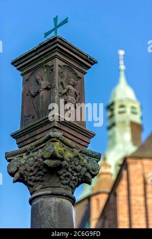 Schrein am Wegesrand vor der neugotischen Stiftskirche St. Johannes der Täufer, Amöeneburg, Hessen, Deutschland Stockfoto