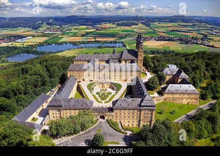 Kloster Banz, ehemaliges Benediktinerkloster, süddeutscher Barock, Schönbunner See im Hintergrund, von links Reundorf, Grunfeld, Wolfsdorf Stockfoto