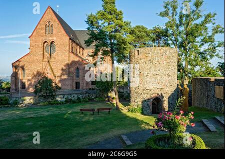 Neugotische Stiftskirche St. Johannes der Täufer, Burgruine, Amöeneburg, Hessen, Deutschland Stockfoto