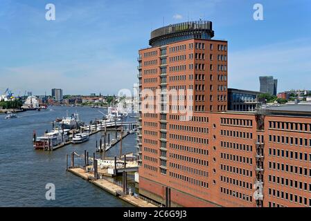 Blick von der Elbe Philharmonie Konzerthalle auf das Hanseatic Trade Center, Sandtorhafen, Speicherstadt, HafenCity, Hamburg, Deutschland Stockfoto