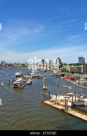 Blick von der Elbphilharmonie in Richtung Landungsbrücken, Speicherstadt, HafenCity, Hamburg, Deutschland Stockfoto