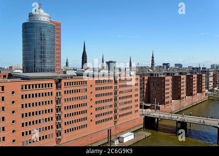 Blick von der Elbe Philharmonie Konzerthalle auf das Hanseatic Trade Center, Sandtorhafen, Speicherstadt, HafenCity, Hamburg, Deutschland Stockfoto