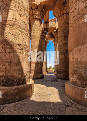 Säulen von einer der beiden Hypostyle Hallen im Kom Ombo Tempel. Der Doppeltempel ist dem krokodilgott Sobek und dem falkenköpfigen gott Horus gewidmet Stockfoto