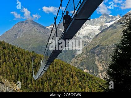 Wanderer über die Charles Kuonen Hängebrücke, Randa, Wallis, Schweiz Stockfoto