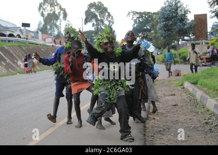 Kinder, spielen auf der Straße, Kisoro, Uganda, Ostafrika Stockfoto