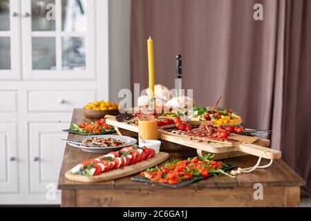 Schöne und helle Lebensmittel steht auf einem Holztisch, stilvolle helle Küche Stockfoto