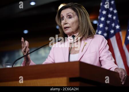 Washington, USA. Juli 2020. Die Sprecherin des US-Repräsentantenhauses Nancy Pelosi spricht während ihrer wöchentlichen Pressekonferenz auf dem Capitol Hill in Washington, DC, USA, am 9. Juli 2020. Der offizielle Rückzug des Landes aus der Weltgesundheitsorganisation (WHO) durch US-Präsident Donald Trump ist "ein Akt wahrer Sinnlosigkeit", sagte die US-Sprecherin des Repräsentantenhauses Nancy Pelosi auf Twitter. Kredit: Ting Shen/Xinhua/Alamy Live Nachrichten Stockfoto