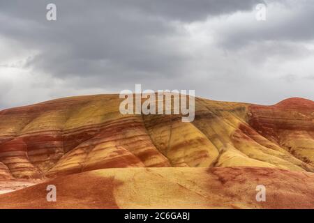 Die Painted Hills sind eine geologische Stätte im Wheeler County, Oregon, die eine der drei Einheiten des John Day Fossil Beds National Monument ist Stockfoto