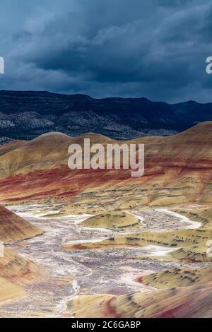 Die Painted Hills sind eine geologische Stätte im Wheeler County, Oregon, die eine der drei Einheiten des John Day Fossil Beds National Monument ist Stockfoto