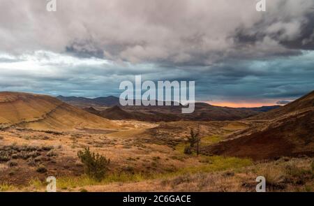 Die Painted Hills sind eine geologische Stätte im Wheeler County, Oregon, die eine der drei Einheiten des John Day Fossil Beds National Monument ist Stockfoto