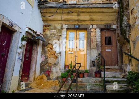 Blick auf die Straße eines alten Hauses im Stadtteil Alfama von Lissabon Stockfoto