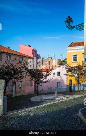 Blick auf die Straße im Alfama-Viertel von Lissabon Stockfoto