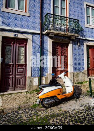 Blick auf die Straße eines Gebäudes mit portugiesischen Fliesen im Stadtteil Alfama von Lissabon Stockfoto