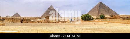 Panoramablick auf den Pyramidenkomplex von Gizeh, der den Valley Temple und die geheimnisvolle Sphinx umfasst. Stockfoto