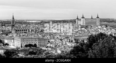 Schöne Panoramasicht auf die mittelalterliche Stadt Toledo in Spanien, Europa Stockfoto