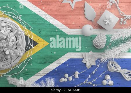 Südafrika Flagge auf Holztisch mit Schnee-Objekte. Weihnachten und Neujahr Hintergrund, Feier nationalen Konzept mit weißem Dekor. Stockfoto