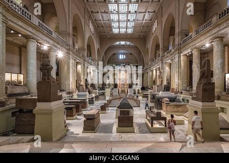 Im Inneren der zentralen Halle des Ägyptischen Museums für Altertümer, Kairo, Ägypten Stockfoto