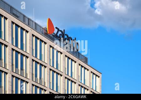 Berlin, Deutschland, 06/14/2020: Online-Shop Zalando Zentrale an der Spree in Berlin, Friedrichshain, Stockfoto