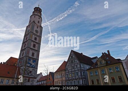 Farbenfroher Turm des Weißen Pferdes an einem Wintertag. Dieser Turm wurde in den Jahren von 1478 bis 1571 in Lauingen, Bayern, Deutschland, Europa, Reisen gebaut Stockfoto