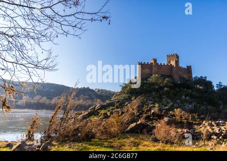 Das Schloss Almourol liegt mitten im Fluss Tejo in Praia do Ribatejo, Portugal Stockfoto