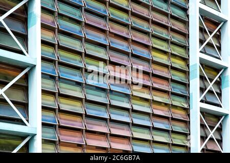 Fassade eines Parkhauses mit farbigen Fenstern zum Öffnen in der Innenstadt von Berlin, Deutschland Stockfoto