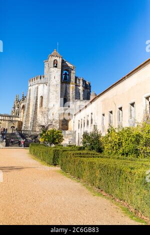 Das Convento de Cristo in Tomar, Portugal wurde von den Tempelrittern gegründet und zeichnet sich durch romanische, gotische und Renaissance-Architektur aus. Stockfoto