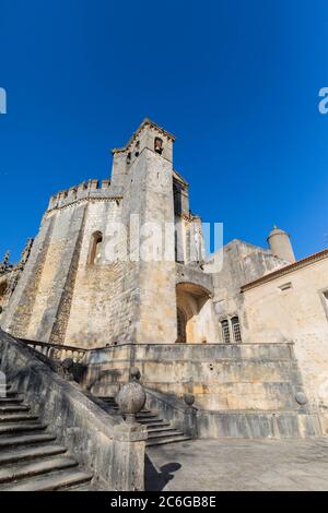 Das Convento de Cristo in Tomar, Portugal wurde von den Tempelrittern gegründet und zeichnet sich durch romanische, gotische und Renaissance-Architektur aus. Stockfoto