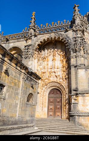 Das Convento de Cristo in Tomar, Portugal wurde von den Tempelrittern gegründet und zeichnet sich durch romanische, gotische und Renaissance-Architektur aus. Stockfoto