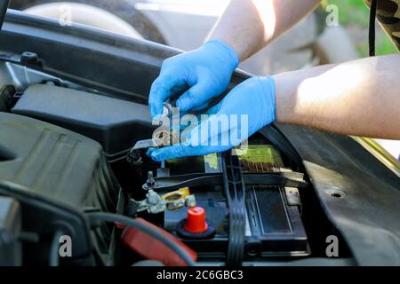 Mechaniker Reparaturen Auto-Reparatur-Station Ersatz-Autobatterie im Service mit weichem Fokus Stockfoto