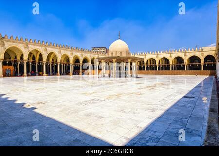 Der Haupthof und der Waschbrunnen der Amr ibn al-as Moschee in Kairo, der ältesten Moschee Afrikas Stockfoto