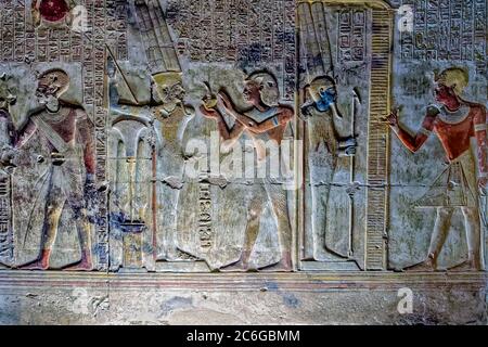 Reliefs an den Wänden der Kapelle gewidmet Amun Re im Tempel von Seti I im Abydos Tempel Komplex Stockfoto