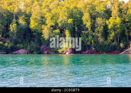 Rocky Shores der Apostel-Inseln National Lakeshore in Lake Superior, Wisconsin Stockfoto